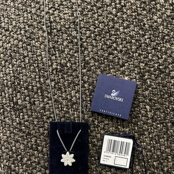 Swarovski "Liddy" Flower Pendant - Picture 2 of 3